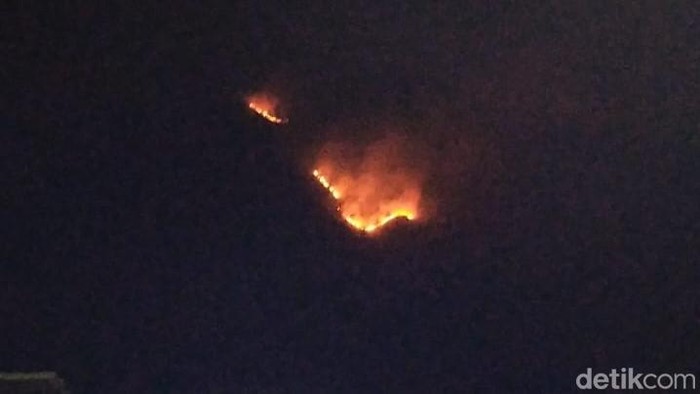 Gunung Andong yang terbakar terlihat dari Desa Jogoyasan, Kecamatan Ngablak, Kabupaten Magelang, Kamis (10/8/2023).