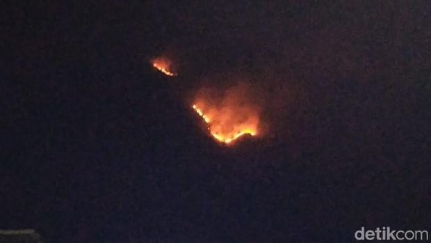 Gunung Andong yang terbakar terlihat dari Desa Jogoyasan, Kecamatan Ngablak, Kabupaten Magelang, Kamis (10/8/2023). Gunung Andong yang terbakar terlihat dari Desa Jogoyasan, Kecamatan Ngablak, Kabupaten Magelang, Kamis (10/8/2023).
