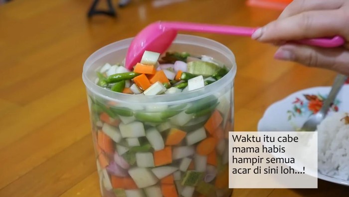 Emak Korea kepincut lezatnya acar timun saat makan soto Betawi