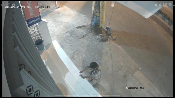 Heboh kotoran manusia dibuang di depan apotek di Ponorogo