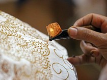 Warga Malaysia Beri Batik ke Youtuber IShowSpeed, Klaim Asli dari Malaysia