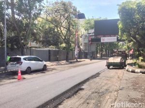Ada Pengaspalan, Jalan Raya Darmo Surabaya Ditutup Sementara!