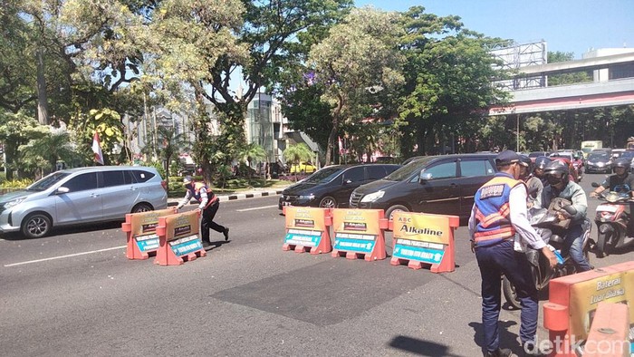 Jalan Raya Darmo akhirnya dibuka lagi tapi pengendara diminta hati-hati.