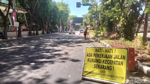 Jalan Raya Darmo akhirnya dibuka lagi tapi pengendara diminta hati-hati.