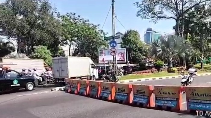 Jalan Raya Darmo ditutup sementara selama pengaspalan. Jalan Raya Darmo ditutup sementara selama pengaspalan.