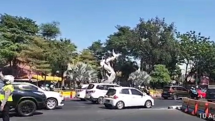 Jalan Raya Darmo ditutup sementara selama pengaspalan. Jalan Raya Darmo ditutup sementara selama pengaspalan.