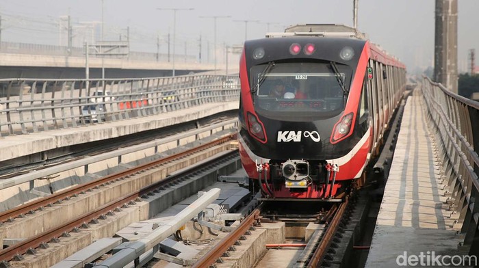 Presiden Joko Widodo (Jokowi) kembali menjajal Lintas Rel Terpadu (LRT) Jabodebek. Kalo ini jokowi mengajak sejumlah artis.