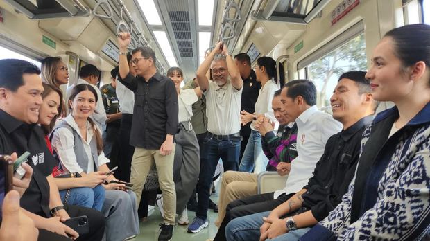 Jokowi ajak artis jajal LRT Jabodebek
