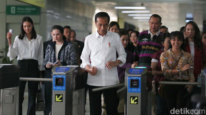 Presiden Joko Widodo (Jokowi) kembali menjajal Lintas Rel Terpadu (LRT) Jabodebek. Kalo ini jokowi mengajak sejumlah artis.