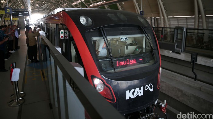 Presiden Joko Widodo (Jokowi) kembali menjajal Lintas Rel Terpadu (LRT) Jabodebek. Kalo ini jokowi mengajak sejumlah artis.