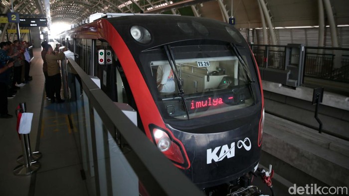 Jokowi Ajak Artis Jajal LRT Jabodebek Presiden Joko Widodo (Jokowi) kembali menjajal Lintas Rel Terpadu (LRT) Jabodebek. Kalo ini jokowi mengajak sejumlah artis.