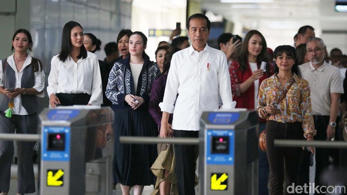 Presiden Joko Widodo (Jokowi) kembali menjajal Lintas Rel Terpadu (LRT) Jabodebek. Kalo ini jokowi mengajak sejumlah artis.