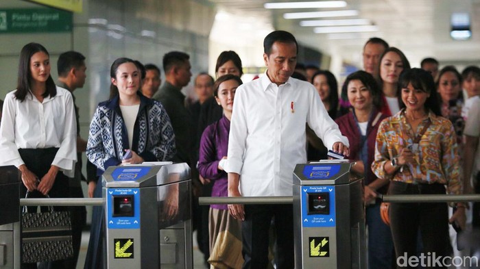 Presiden Joko Widodo (Jokowi) kembali menjajal Lintas Rel Terpadu (LRT) Jabodebek. Kalo ini jokowi mengajak sejumlah artis.