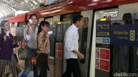 Jokowi tampak masuk ke gerbong LRT. Kereta api ringan itu pun membawa Jokowi menuju tujuan akhir, yakni Stasiun Dukuh Atas. Satu rangkaian kereta terdiri dari enam gerbong. Perjalanan kereta ini melewati 14 stasiun, meliputi Stasiun Jati Mulya, Bekasi Barat, Cikunir 2, Cikunir 1, Jati Bening Baru, Halim, Cawang, Ciliwung, Cikoko, Pancoran, Kuningan, Rasuna Said, Setiabudi, dan Dukuh Atas.  