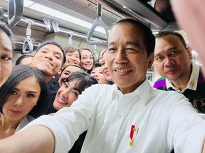 Jokowi Selfie Bareng Para Artis di LRT, Ada Cak Lontong hingga Yuni Shara