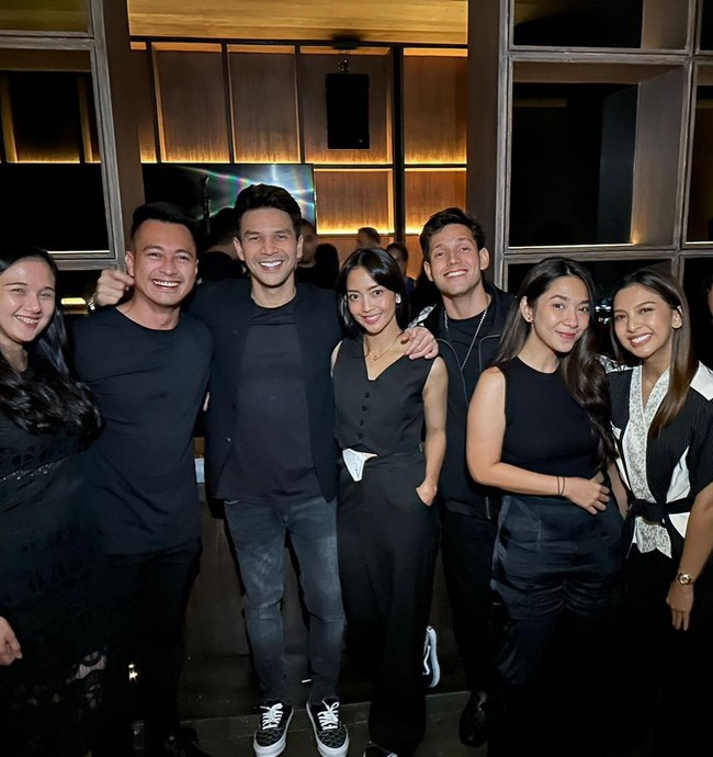 Dalam foto-foto yang beredar, tampak Ijonk pose bersama teman-teman syuting sinetron, yang kompak memakai busana hitam. Di antara mereka tampak juga Ririn Dwi Ariyanti yang pose berdekatan dengannya. Foto: Instagram/@ijonkfrizzy