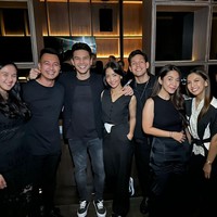 Dalam foto-foto yang beredar, tampak Ijonk pose bersama teman-teman syuting sinetron, yang kompak memakai busana hitam. Di antara mereka tampak juga Ririn Dwi Ariyanti yang pose berdekatan dengannya. Foto: Instagram/@ijonkfrizzy