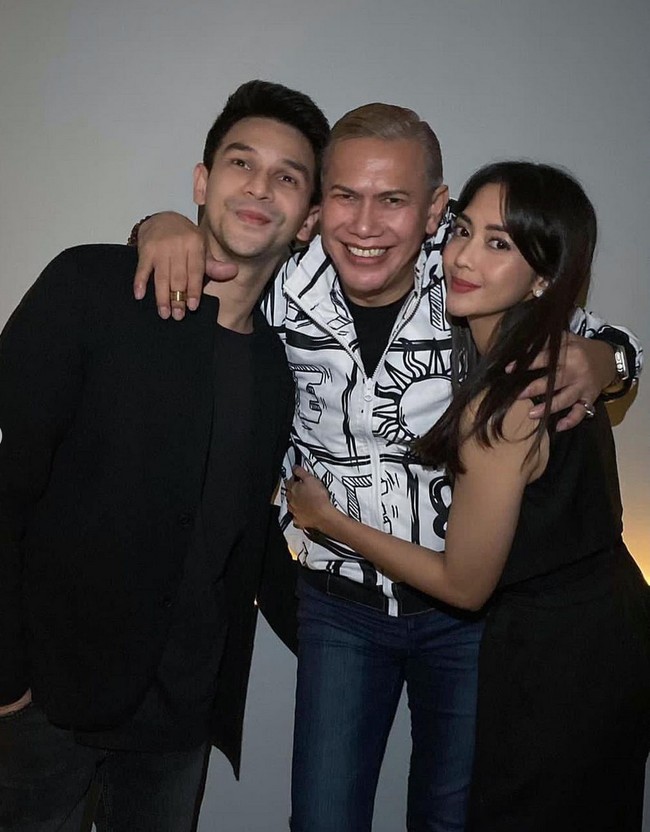 Selama disinggung soal Ririn Dwi Ariyanti, Jonathan Frizzy lebih sering tertawa. Konsisten tak mau bicara banyak, Jonathan Frizzy memohon doa mendapat pasangan yang terbaik. Ya pokoknya doain aja yang terbaik, semoga aku sama pasangan aku kelak jadi pasangan yang baik, harapnya. Foto: Instagram/@ijonkfrizzy