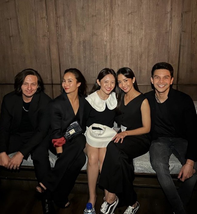 Saat ditanya salah satu presenter tentang status hubungannya dengan Ririn, dia menjawab, “(Status) hubungannya? Baik-baik saja.” Foto: Instagram/@ijonkfrizzy