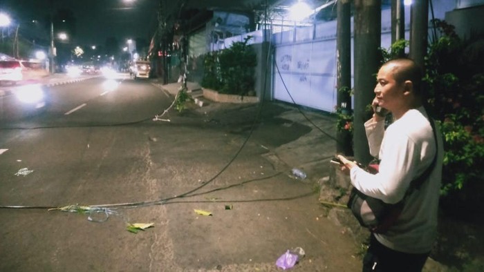 Kabel di Jl KS Tubun II Palmerah, Jakbar terputus gegara tersangkut truk Fuso