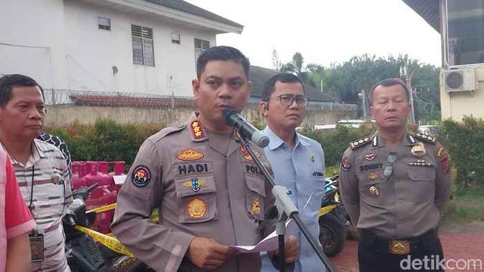 Kabid Humas Polda Sumut Kombes Hadi Wahyudi saat memaparkan hasil penggerebekan lokasi pengoplosan gas di Deli Serdang