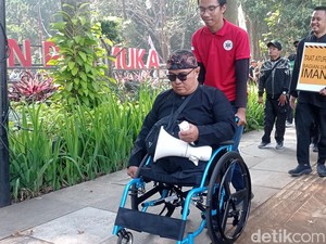 Kampanyekan Bandung Inklusif, ASN-Disabilitas Susuri Trotoar