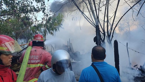 Kebakaran bedeng di Jalan Bypass Ngurah Rai Gang Kak Man, Desa Pemogan, Kecamatan Denpasar Selatan, Kota Denpasar, Rabu (9/8/2023).