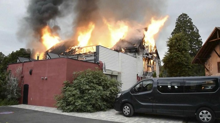Kebakaran Melanda Penginapan yang Dihuni Disabilitas, 11 Orang Tewas Firefighters try to contain the blaze at a vacation home in the town of Wintzenheim, north-eastern France, Wednesday Aug. 9, 2023. A fire ripped through a vacation home for adults with disabilities in eastern France on Wednesday, killing several people, the head of rescue operations said. (TNN/dpa via AP)