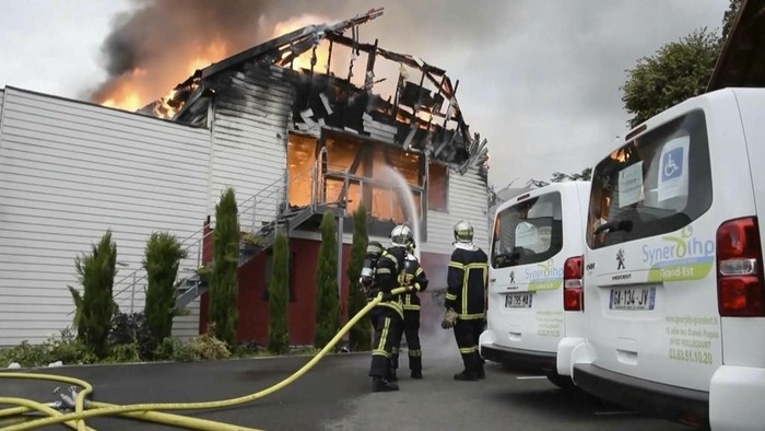 Kebakaran Melanda Penginapan yang Dihuni Disabilitas, 11 Orang Tewas Firefighters try to contain the blaze at a vacation home in the town of Wintzenheim, north-eastern France, Wednesday Aug. 9, 2023. A fire ripped through a vacation home for adults with disabilities in eastern France on Wednesday, killing several people, the head of rescue operations said. (TNN/dpa via AP)