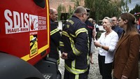 Perdana Menteri Prancis Elisabeth Borne tiba di lokasi pada Rabu sore. Dia mengatakan dia ingin menunjukkan dukungan pemerintah untuk keluarga para korban dan untuk petugas pemadam kebakaran dan penyelamat di lokasi. AP/Sebastien Bozon  