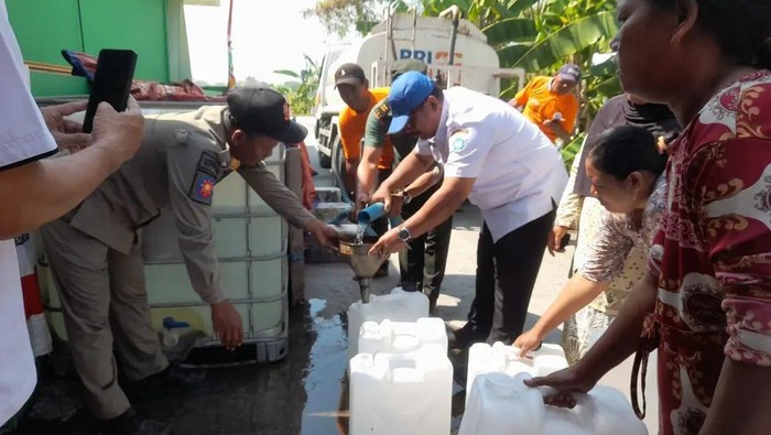 kekeringan di lamongan warga disuplai air bersih