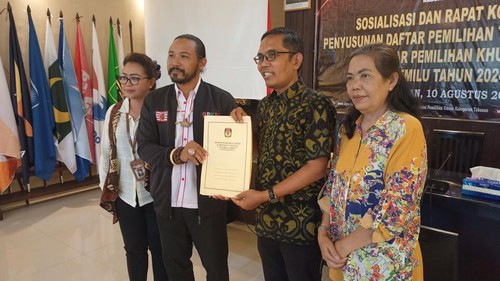 Ketua PKN Tabanan I Nengah Pasek Suryawan (dua dari kiri) menerima berita acara perbaikan atau pergantian daftar bacaleg dari KPU Tabanan, Kamis (10/8/2023). (chairul amri simabur/detikBali)