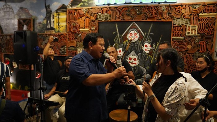 Ketua Umum Partai Gerindra Prabowo Subianto bertemu dengan relawan Presiden Joko Widodo (Jokowi) dan relawan Bolone Mase Gibran Rakabuming Raka di Solo