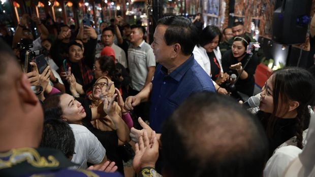 Ketua Umum Partai Gerindra Prabowo Subianto bertemu dengan relawan Presiden Joko Widodo (Jokowi) dan relawan Bolone Mase Gibran Rakabuming Raka di Solo