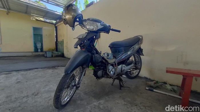 Kondisi motor tak bertuan yang tersimpan di area parkir Mapolsek Temon, Kulon Progo, Rabu (26/7/2023).