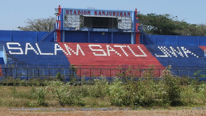 Semak liar tumbuh dan menutupi area lapangan sepak bola di Stadion Kanjuruhan, Malang, Jawa Timur, Rabu (9/8/2023). Sejak peristiwa tragedi Kanjuruhan, lapangan sepak bola tersebut tidak pernah digunakan lagi sehingga tak terawat serta ditumbuhi semak liar sementara itu waktu pelaksanaan renovasi hingga kini belum ada kepastian. ANTARA FOTO/Ari Bowo Sucipto/aww.
