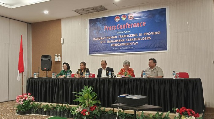 Konferensi pers upaya pencegahan TPPO di Hotel Kristal, Kota Kupang, NTT, Kamis (10/8/2023). (Yufenki Bria/detikBali).