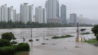 Sebuah taman terendam banjir akibat Topan Khanun di Ulsan, Korea Selatan, Kamis (10/8/2023).  
