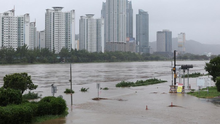 A park is submerged due to typhoon Khanun in Ulsan, South Korea, August 10, 2023.   Yonhap via REUTERS   THIS IMAGE HAS BEEN SUPPLIED BY A THIRD PARTY. NO RESALES. NO ARCHIVES. SOUTH KOREA OUT. NO COMMERCIAL OR EDITORIAL SALES IN SOUTH KOREA.