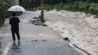 Khanun melintas di antara pulau Kyushu di barat daya Jepang, 860 km dari Tokyo, dan Semenanjung Korea, menambah sedikit kecepatan saat bergerak ke utara dengan kecepatan 20 kpj.  