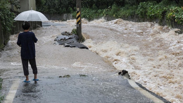 Korea Selatan Mulai Diterjang Banjir Imbas Topan Khanun A park is submerged due to typhoon Khanun in Ulsan, South Korea, August 10, 2023. Yonhap via REUTERS THIS IMAGE HAS BEEN SUPPLIED BY A THIRD PARTY. NO RESALES. NO ARCHIVES. SOUTH KOREA OUT. NO COMMERCIAL OR EDITORIAL SALES IN SOUTH KOREA.