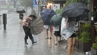 Administrasi Meteorologi Korea mengatakan badai akan melemah saat bergerak ke Korea Utara Jumat pagi, tetapi wilayah Seoul yang lebih besar masih akan merasakan kekuatannya hingga Jumat sore. AP/Ahn Young-joon  