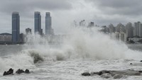 Gelombang tinggi menerjang pantai saat badai tropis Khanun mendekat ke Semenanjung Korea, di Busan, Kamis (10/8/2023). Badai tropis yang kuat itu menerjang pantai Korea Selatan pada Kamis pagi, menurunkan hujan lebat dan menerjang wilayah selatannya setelah ribuan orang dievakuasi. AP/Ahn Young-joon