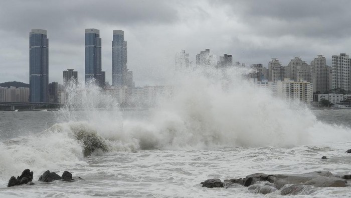 Korsel Bersiap Hadapi Badai Khanun High waves crash a shore as the tropical storm Khanun approaches to the Korean Peninsular, in Busan, Thursday, Aug. 10, 2023. The strong tropical storm blew ashore in South Korea on Thursday morning, dumping heavy rain and pummeling its southern regions after thousands of people were evacuated. (AP Photo/Ahn Young-joon)