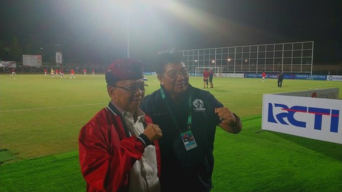 Gubernur Bali Wayan Koster (kiri) disela-sela pertandingan International Youth Championship (IYC) di Gelora Ngurah Rai, Denpasar, Bali, Rabu (9/8/2023).