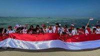 Bendera merah putih yang dibentangkan sepanjang 25 meter. 