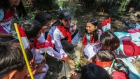 Aksi menanam mangrove hingga terumbu karang ini untuk edukasi upaya perlindungan sumber daya alam serta ekosistemnya sebagai penyangga hidup berkelanjutan.  