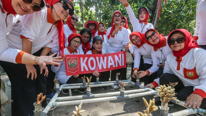 Ketua Umum Kowani Giwo Rubianto Wiyogo bersama pengurus dan anak anak sekolah membentangkan bendera merah putih sepanjang 25 meter di pantai Pulau Pramuka, Kepulauan Seribu, Kamis (10/8/23). Kowani memperingati hari Konservasi Alam Nasional 2023 dengan aksi menanam mangrove, terumbu karang dan pelepasan tukik untuk edukasi upaya perlindungan sumber daya alam serta ekosistemnya sebagai penyangga hidup berkelanjutan.