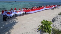 Kowani membentangkan bendera merah putih untuk memperingati hari Konservasi Alam Nasional di Pulau Pramuka, Kepulauan Seribu, Kamis (10/8/23). 