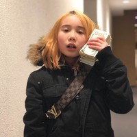 Aku ingin meluruskan bahwa saudaraku dan aku aman dan hidup tapi aku benar-benar sakit hati dan kesulitan bahkan untuk menemukan kata yang tepat untuk mengatakannya, ungkap Lil Tay dalam pernyataan dilansir TMZ. 24 jam ini sangatlah membuat trauma. Seharian kemarin, aku dibombardir dengan telepon yang menyedihkan dari orang-orang tercinta yang mencoba mencari tahu kekacauan ini, lanjutnya. Foto: dok. Instagram @liltay